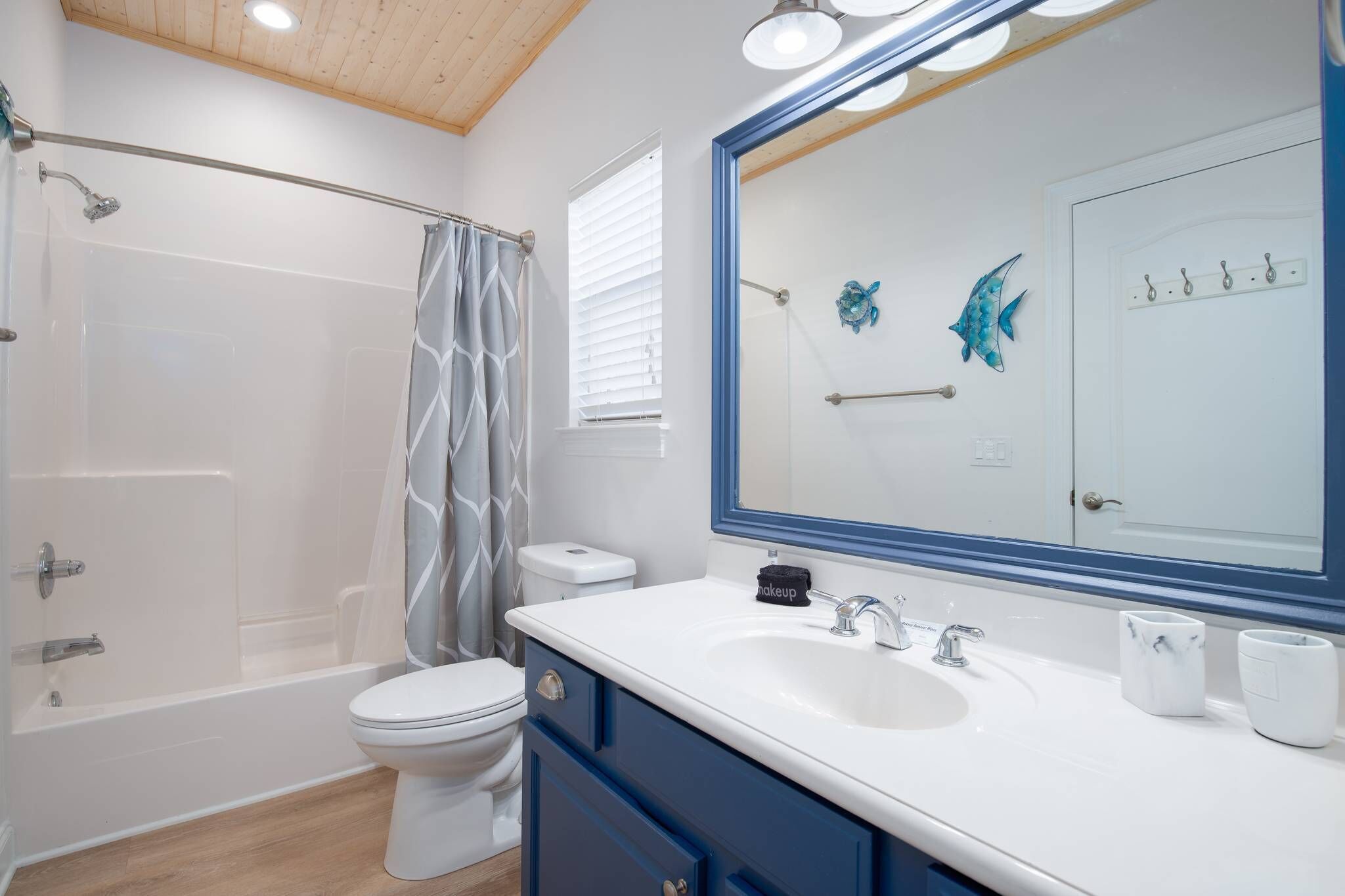 Un baño moderno con bañera, inodoro y lavamanos.