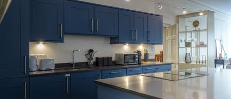 Réfrigérateur, micro-ondes, four, lave-vaisselle