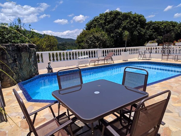Una piscina al aire libre