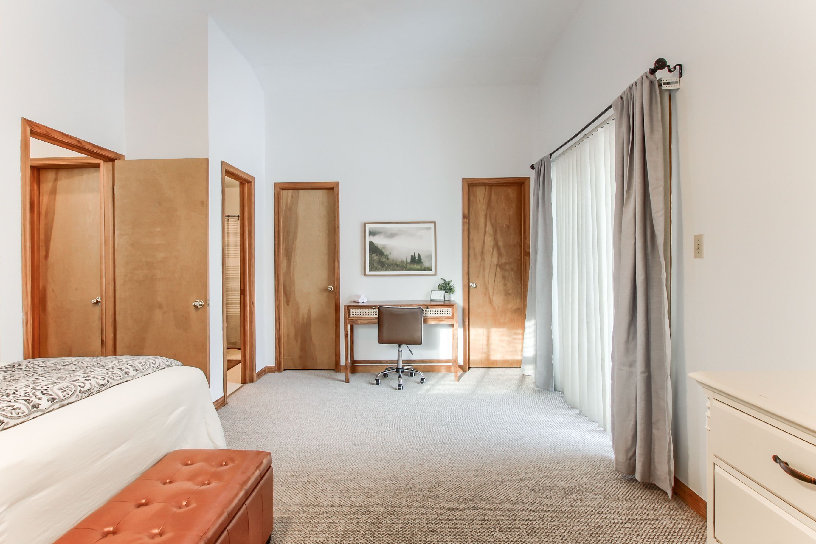4 slaapkamers, een bureau, een strijkplank/strijkijzer, reisbedje