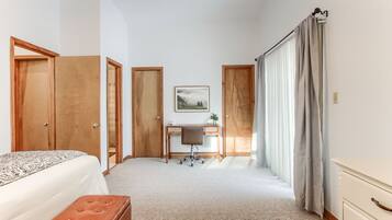 4 slaapkamers, een bureau, een strijkplank/strijkijzer, reisbedje