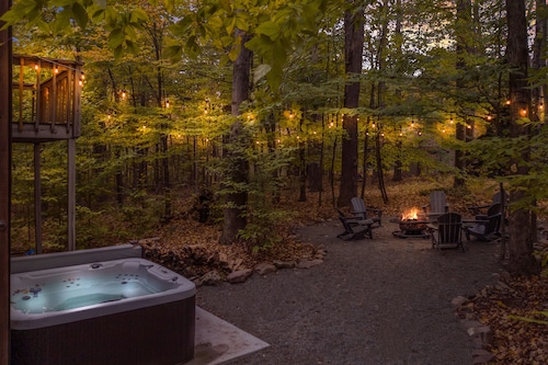 Pocono Lake Chalet w/Hot Tub, Pool Table, & Fire Pit. Pet friendly!
