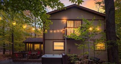 Lake Chalet w/Hot Tub, Pool Table & Fire Pit