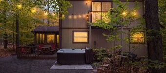 Lake Chalet w/Hot Tub, Pool Table & Fire Pit