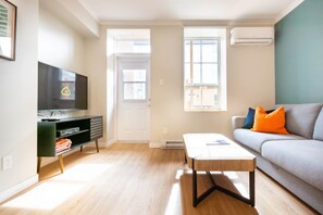 Living area - 1BR + Sofa Bed | Private Terrace | Sleeps 4 (Québec City)