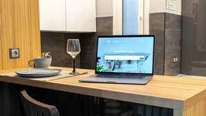 Un portatile su un tavolo di legno mostra un sito web di case di lusso.