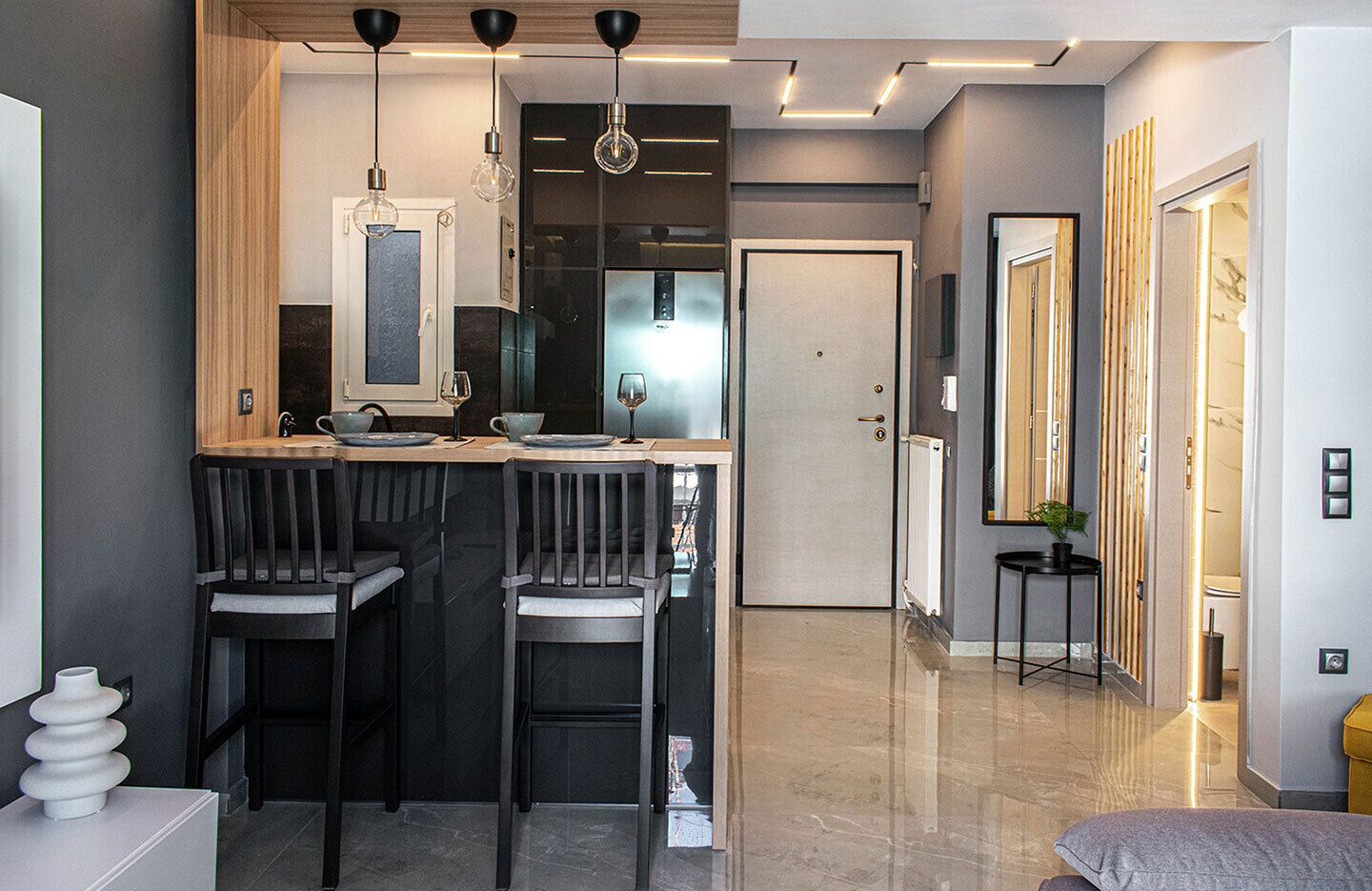 Luxury & Modern Urban Apartment - 65" inch TV