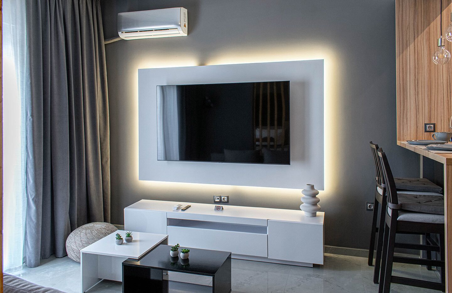 Luxury & Modern Urban Apartment - 65" inch TV