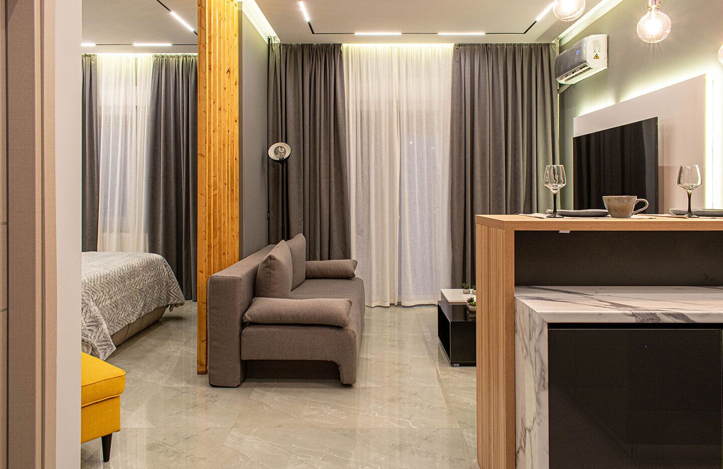 Luxury & Modern Urban Apartment - 65" inch TV