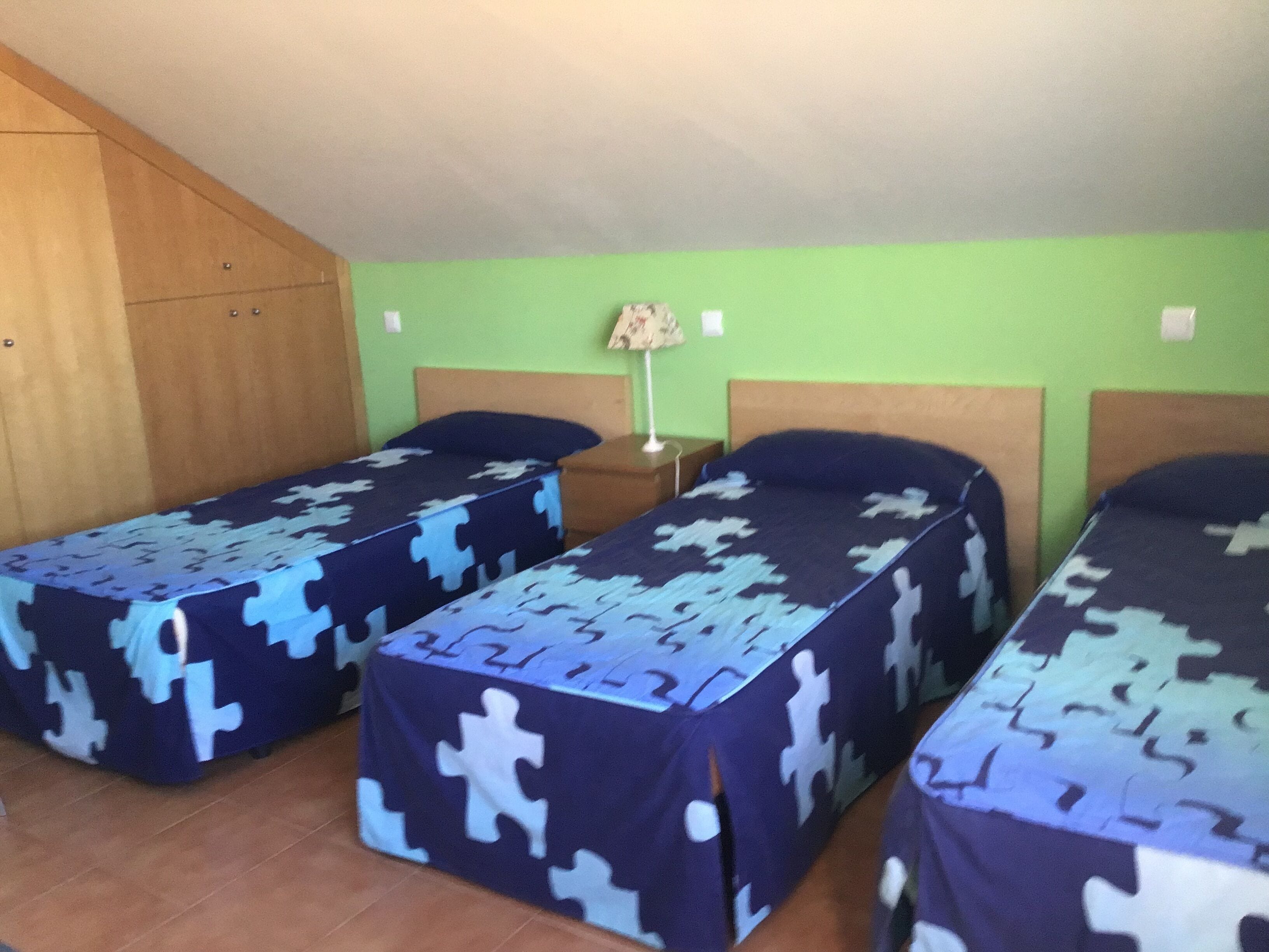 5 chambres, bureau, fer et planche à repasser, lit parapluie