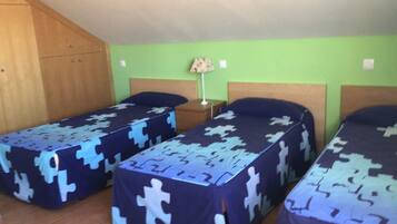 5 chambres, bureau, fer et planche Ă repasser, lit parapluie