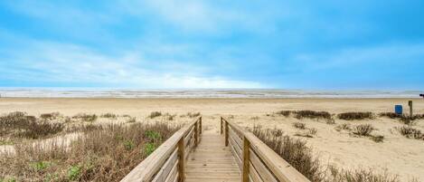 En la playa, camastros y toallas de playa