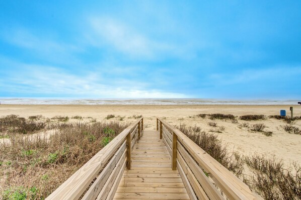 En la playa, camastros y toallas de playa