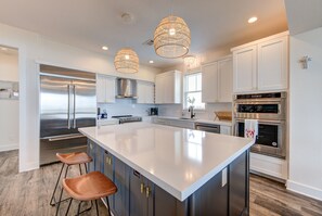 Fridge, microwave, oven, stovetop - Luxury Beachfront Home for your enjoyment! (Galveston)