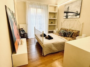 2 habitaciones, escritorio, tabla de planchar con plancha y wifi