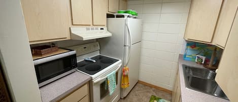 Refrigerador, microondas, horno y parrilla de estufa