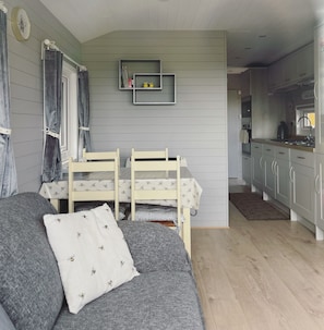 Smart TV, books, stereo - Cosy Romantic/family break with Hot Tub in rural Cornwall -15mins drive to beach (Launceston)