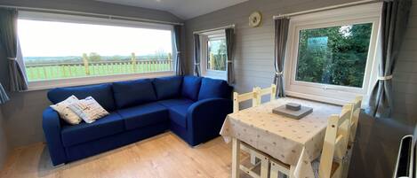 TV connectée, livres, chaîne hi-fi