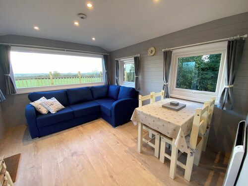 Cosy Romantic/family break with Hot Tub in rural Cornwall -15mins drive to beach