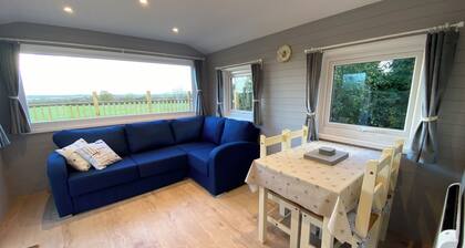 Cosy Romantic/family break with Hot Tub in rural Cornwall -15mins drive to beach
