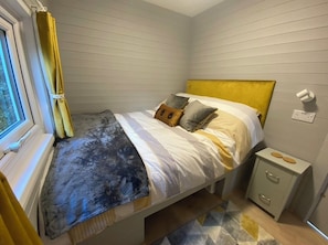 2 bedrooms, travel crib, bed sheets