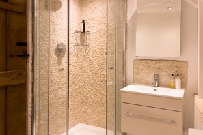 Dusche, Haartrockner, Handtücher