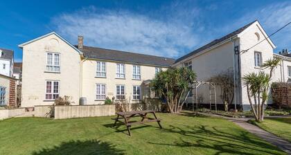 Barton House - Four Bedroom House, Sleeps 8
