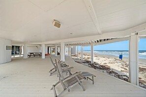 På stranden