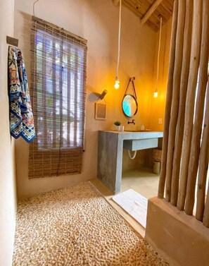 Chuveiro, secador de cabelo, toalhas de banho, papel higiênico