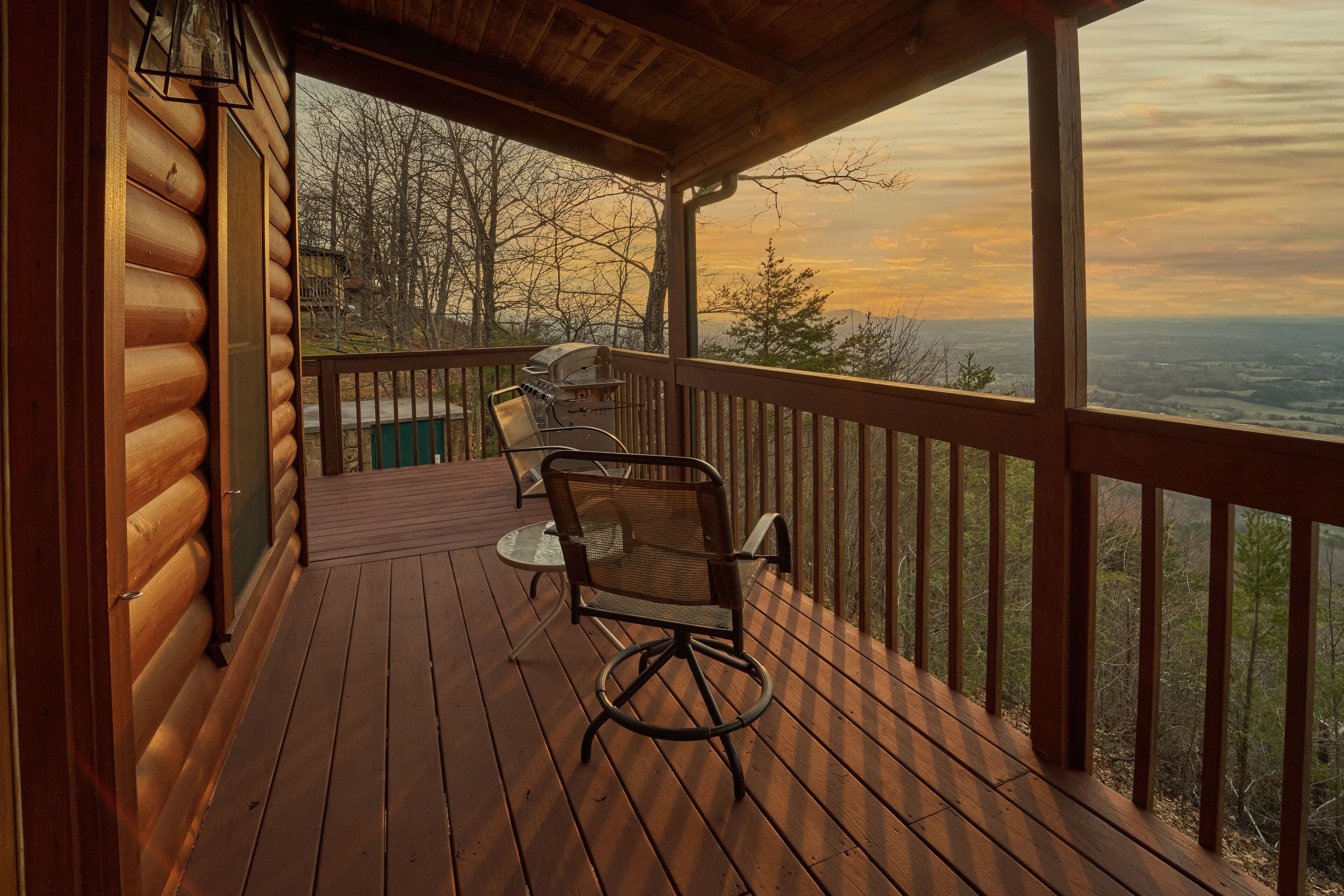 Cabin in the clouds! 200+ mile views, close to Gatlinburg, Pigeon Forge