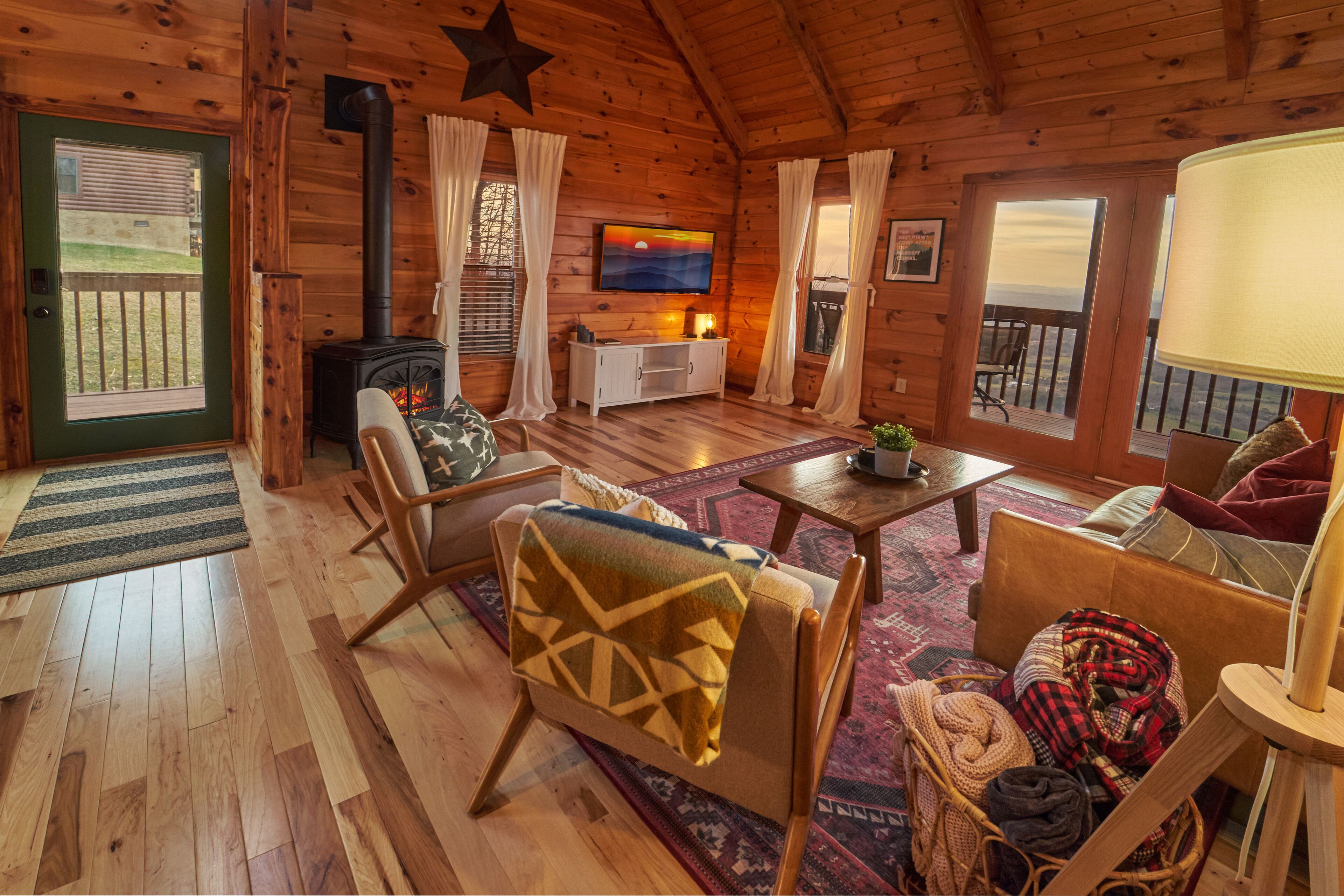 Cabin in the clouds! 200+ mile views, close to Gatlinburg, Pigeon Forge
