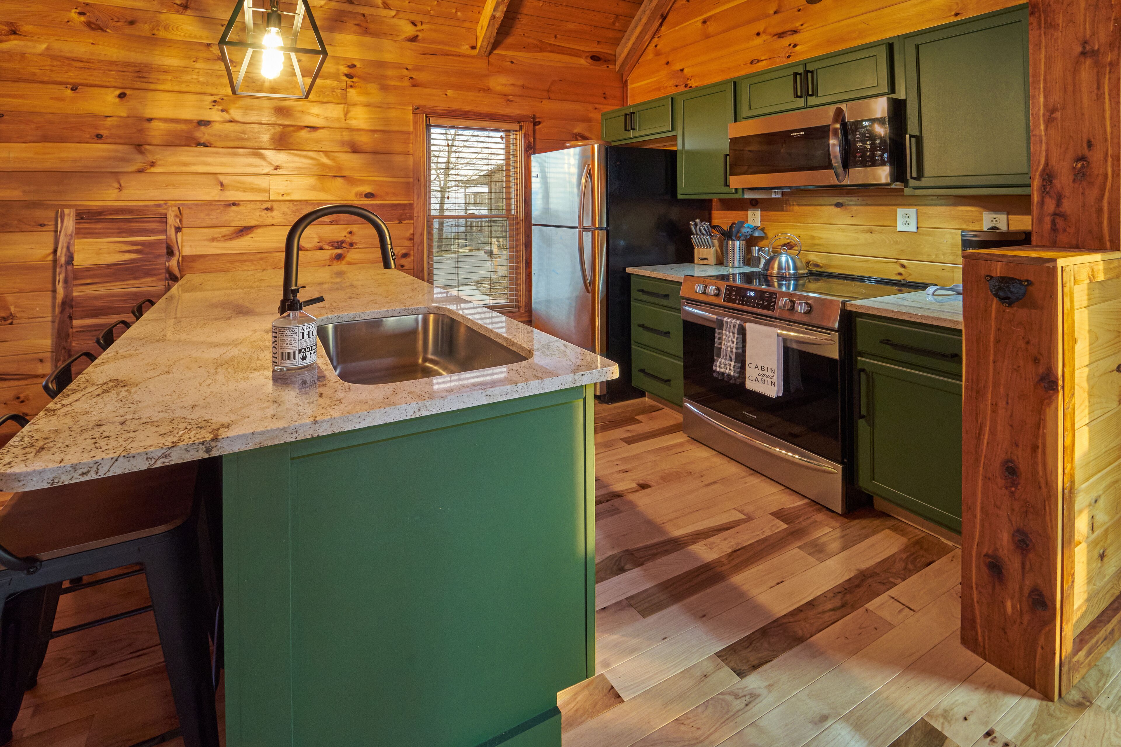 Cabin in the clouds! 200+ mile views, close to Gatlinburg, Pigeon Forge