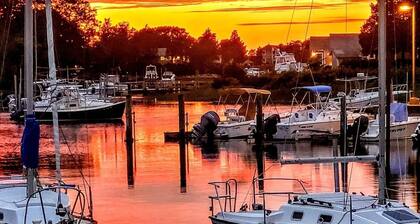 Lovely waterfront cottage with breathtaking views of bay