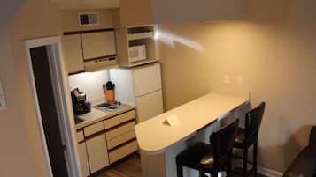 Réfrigérateur, micro-ondes, plaque de cuisson, cafetière/bouilloire