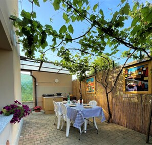 Outdoor dining - HAPPY DAYS with garden and parking. (Intra)