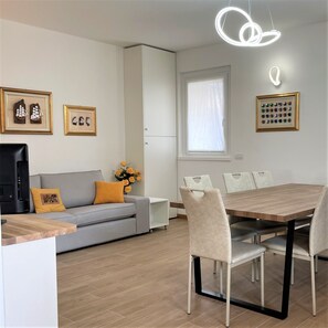 Dining - HAPPY DAYS with garden and parking. (Intra)