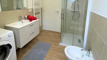 Dusche, Haartrockner, Bidet, Handtücher
