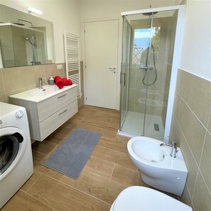 Dusche, Haartrockner, Bidet, Handtücher