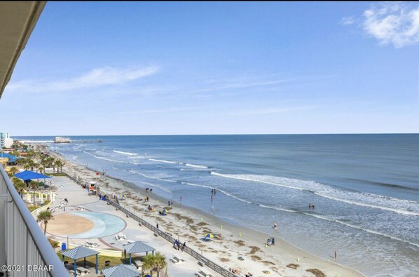 On the beach, sun loungers - Beautiful Beachfront Resort Condo Daytona Beach (Daytona beach)
