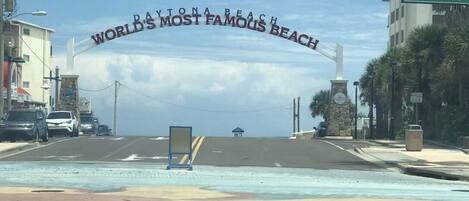 Straatbeeld met een bord waarop staat: "DAYTONA BEACH WORLD'S MOST FAMOUS BEACH" en "Atlantic Ave".