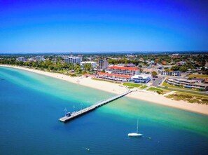On the beach, sun loungers - Beautiful Beachfront Resort Condo Daytona Beach (Daytona beach)