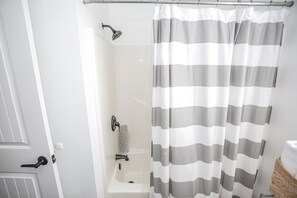 Combined shower/tub, towels