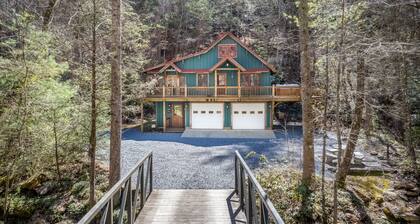 Picturesque cabin on trout creek with mountain views, private hot tub, & WiFi