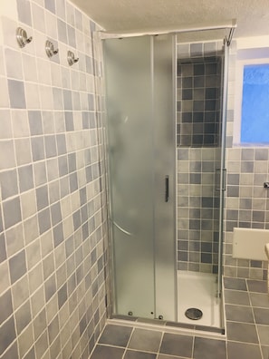 Douche, sĂšche-cheveux, bidet, serviettes fournies
