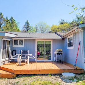Outdoor dining - Luxury Pocono Mountain Ranch! (Albrightsville)