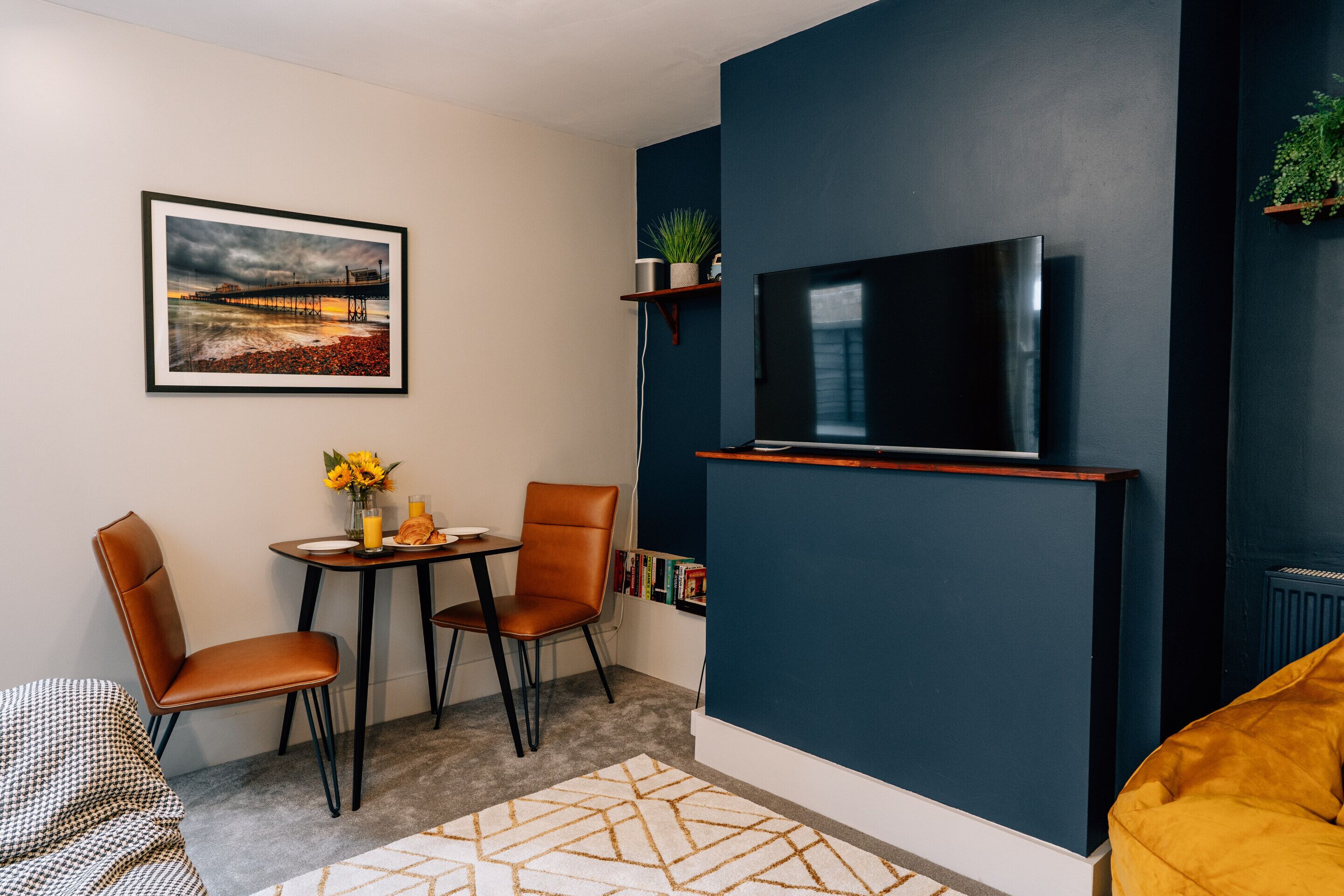Fernseher, DVD-Player, Bücher, Videothek