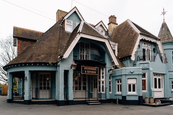 Un bâtiment traditionnel sur lequel on peut lire l’inscription « BRASSERIE ET CUISINE ».