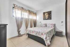 1 soverom, skrivebord, strykejern/-brett og reiseseng for barn