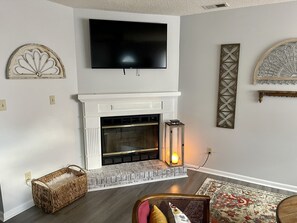 Una Smart TV, una chimenea