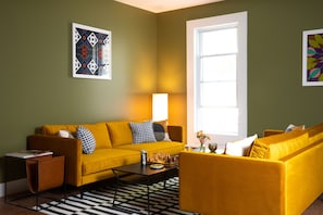 Lobby sitting area - THE DARBY (Beach Lake)